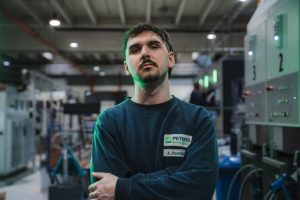 Engagierter Facharbeiter von Fritz Peters steht selbstbewusst in der Produktionshalle in Moers.